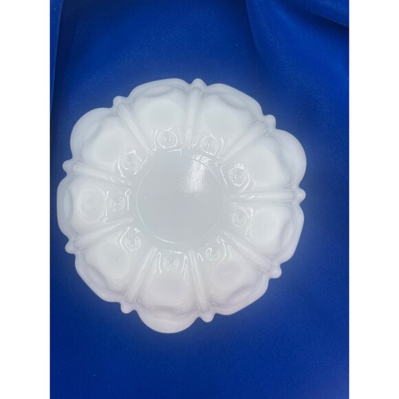 Milk Glass Ashtray Dish Trinket Holder 5.25" wide - Picture 3 of 6